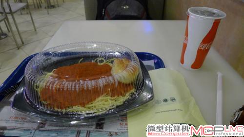 牢记spaghetti这个单词，这样，在hamburger和sandwich吃得想吐的时候，可以换个口味。没有热汤，只有可乐，而且习惯性加冰块……13.4刀，我要喝热汤啊啊啊啊。