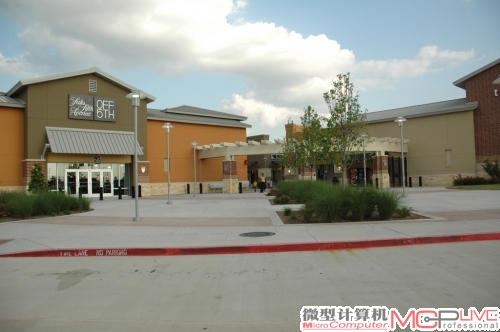 途中路过Houston-Outlets，顺便进去逛了逛。