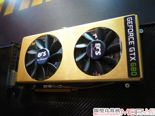 精英黄金版GTX 680显卡，大的不同就是采用了双风扇散热器设计，并在散热器上镀金，拥有更高的默认频率。