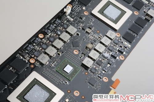 GTX 690为每个GK104模块设计了5相供电系统。其中核心4相，显存1相。